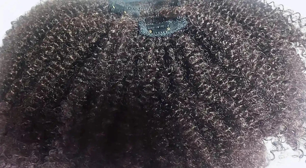 Vue large d'une bande d'extensions clips bouclées déployée montrant la densité et la longueur 12 pouces. crépus and co