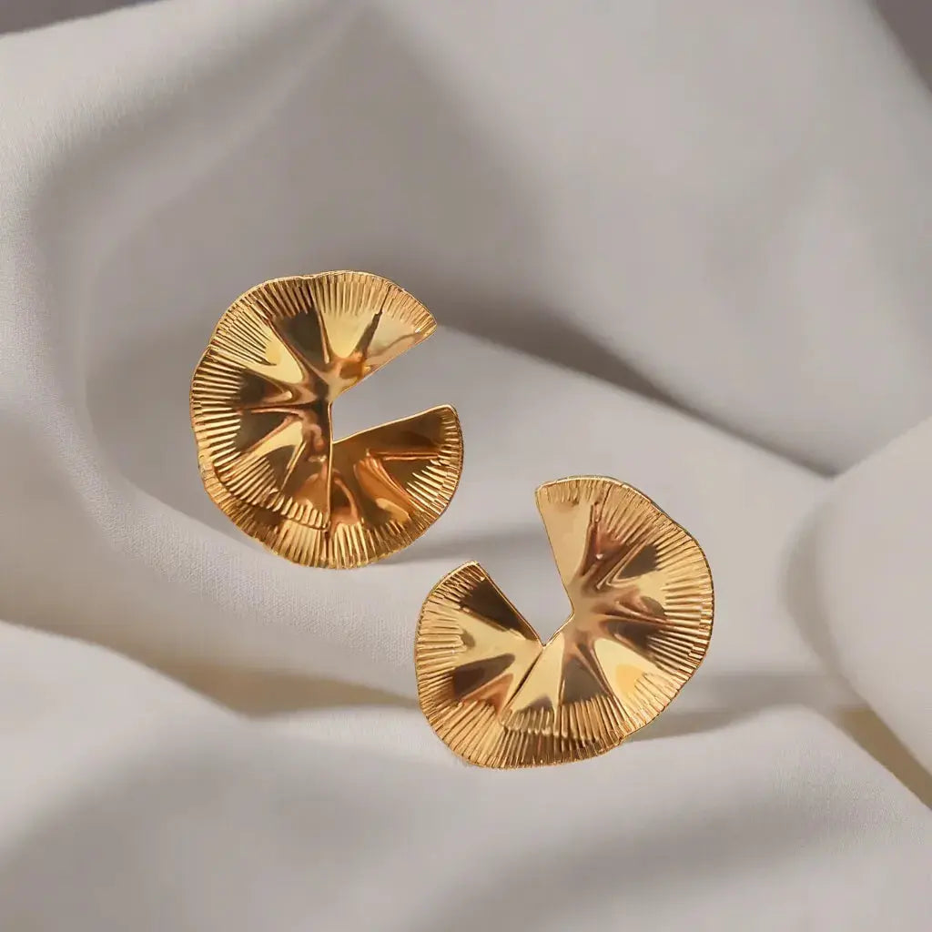 Bijoux femme chic, boucles pendantes ginkgo dorées, parfaites pour une touche raffinée.