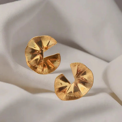 Bijoux femme chic, boucles pendantes ginkgo dorées, parfaites pour une touche raffinée.