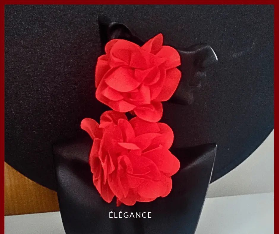 Boucles d'oreilles bohèmes dorées avec fleurs roses, un bijou tendance et féminin.