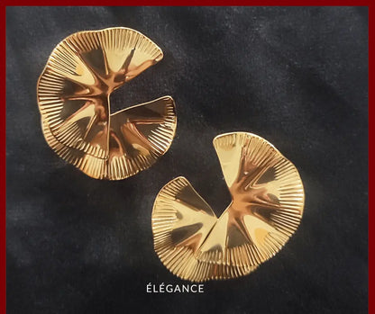 Petites boucles d'oreilles en acier inoxydable avec motif floral, un choix parfait pour un look féminin et moderne.