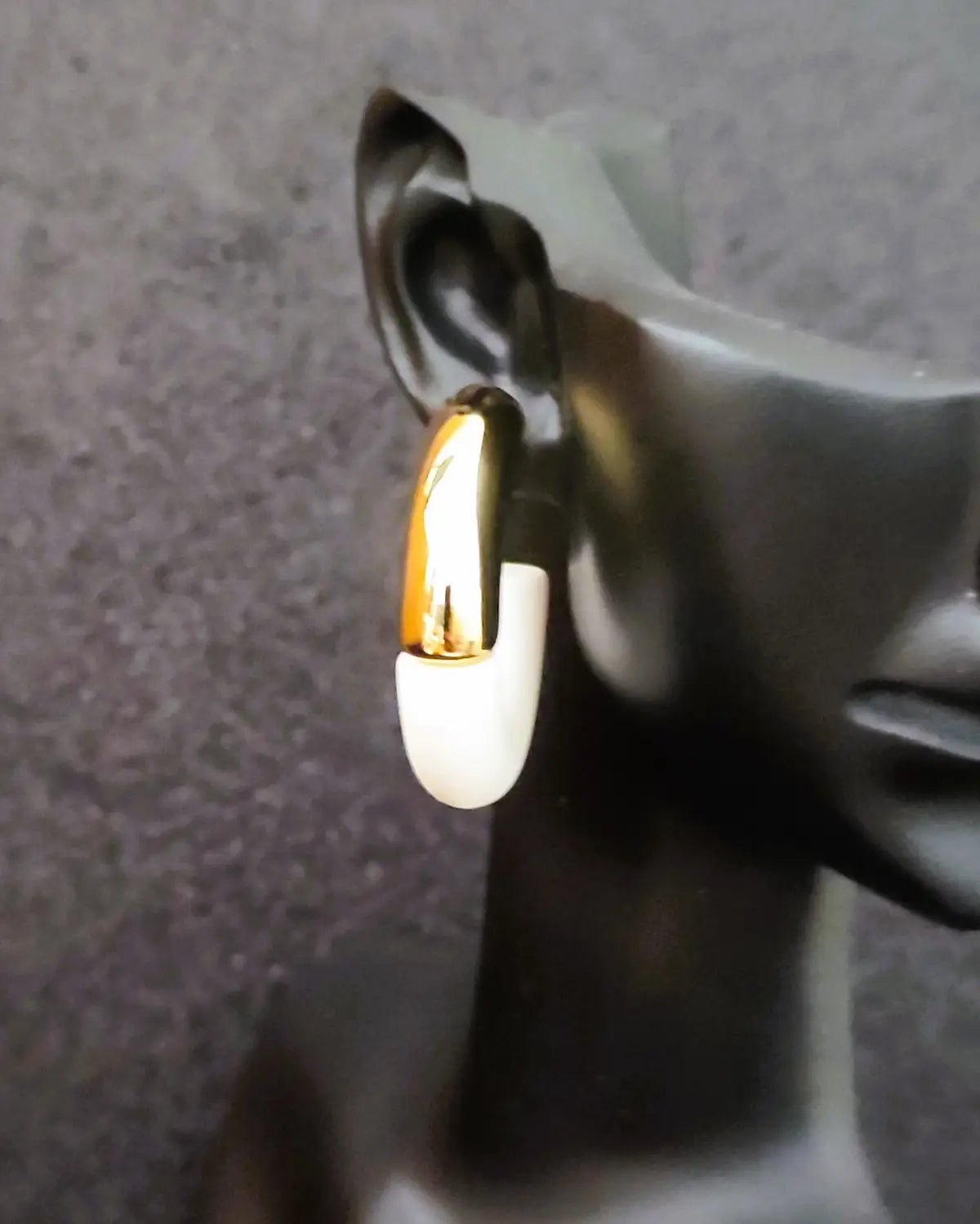 Boucles vertes Luméa dorées en acier inoxydable, bijou coloré et raffiné pour femme.