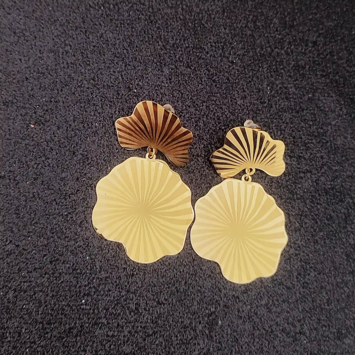 Boucles d’oreilles dorées GINKA inspirées de la feuille de ginkgo, design artistique en acier inoxydable.