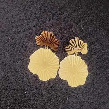 Boucles d’oreilles dorées GINKA inspirées de la feuille de ginkgo, design artistique en acier inoxydable.
