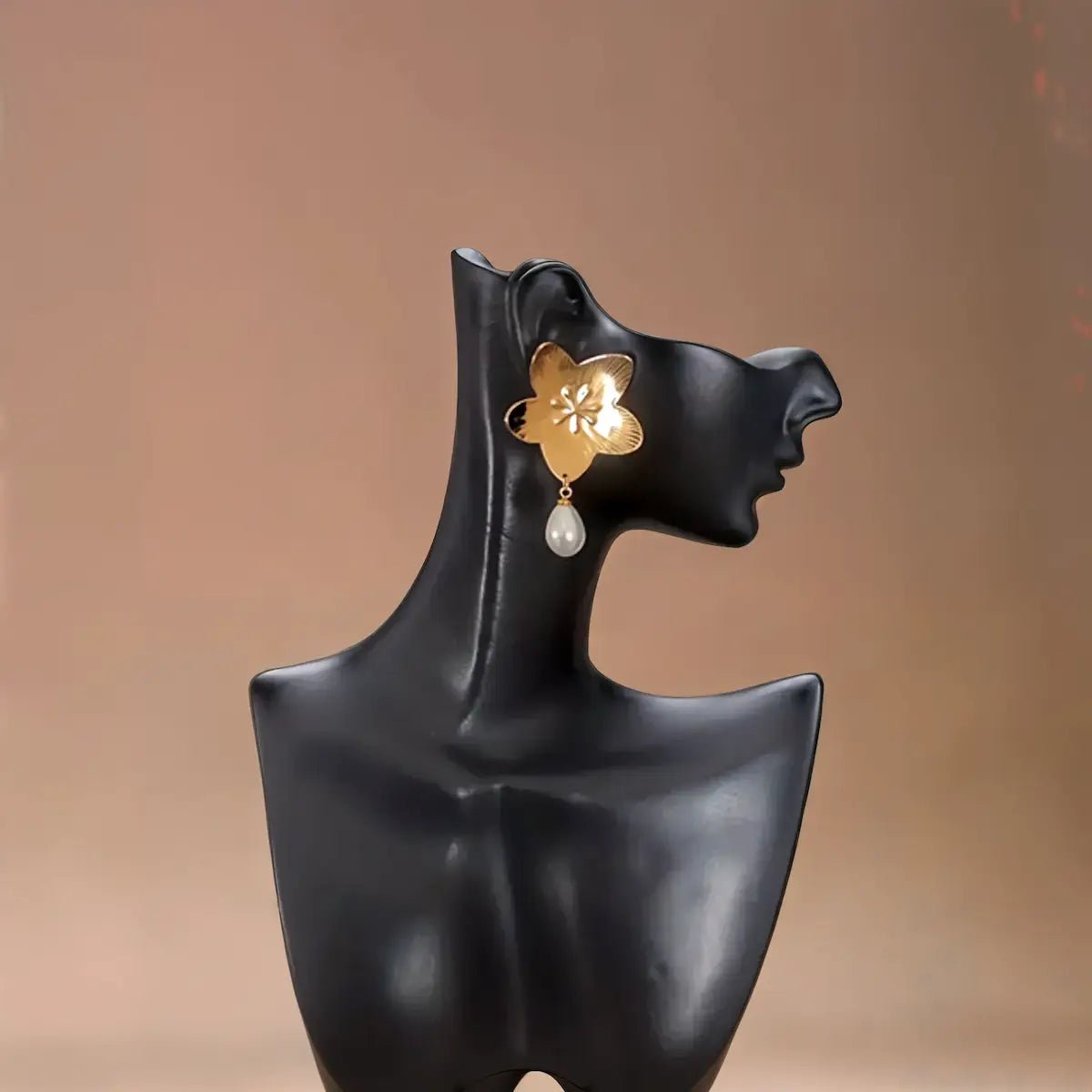 Boucles d’oreilles fleur dorée avec perle pendante, acier inoxydable élégant et résistant.