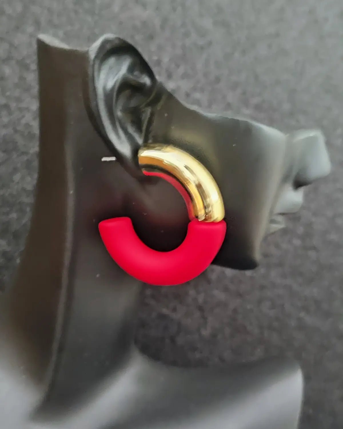 Boucles créoles colorées Luméa, acier inoxydable doré et acrylique marbré pour un look chic.