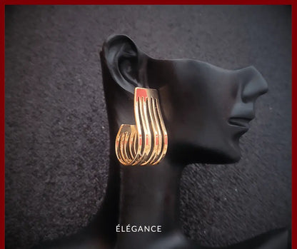 Boucles d'oreilles dorées originales et légères, parfaites pour un look féminin et tendance.