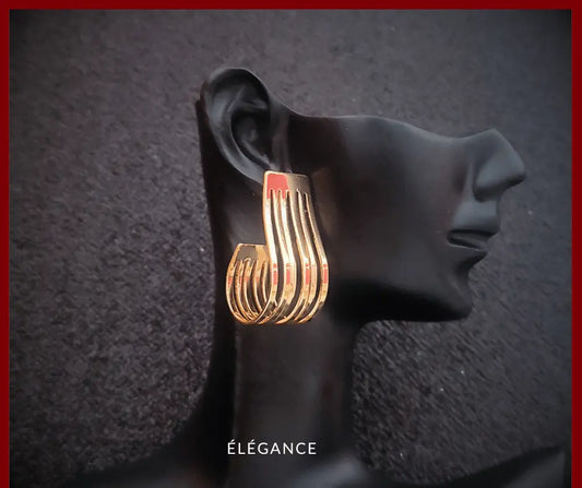 Boucles d'oreilles dorées originales et légères, parfaites pour un look féminin et tendance.