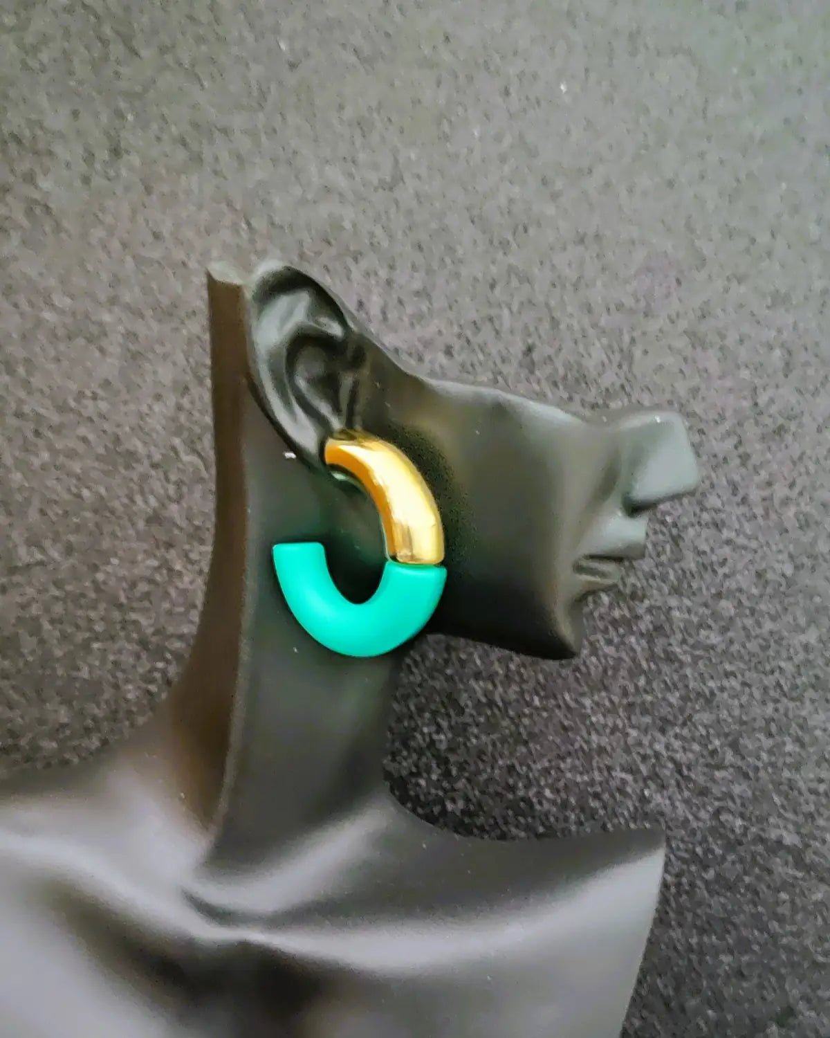 Boucles Luméa dorées et multicolores en acier inoxydable, style créatif et féminin.