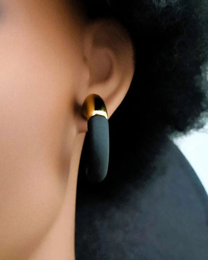 Boucles noires et dorées Luméa, demi-créoles en acier inoxydable, modernes et durables.