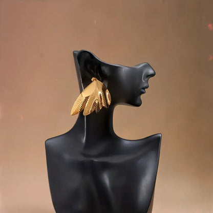 Boucles dorées design inspiré des ailes, élégantes et résistantes.