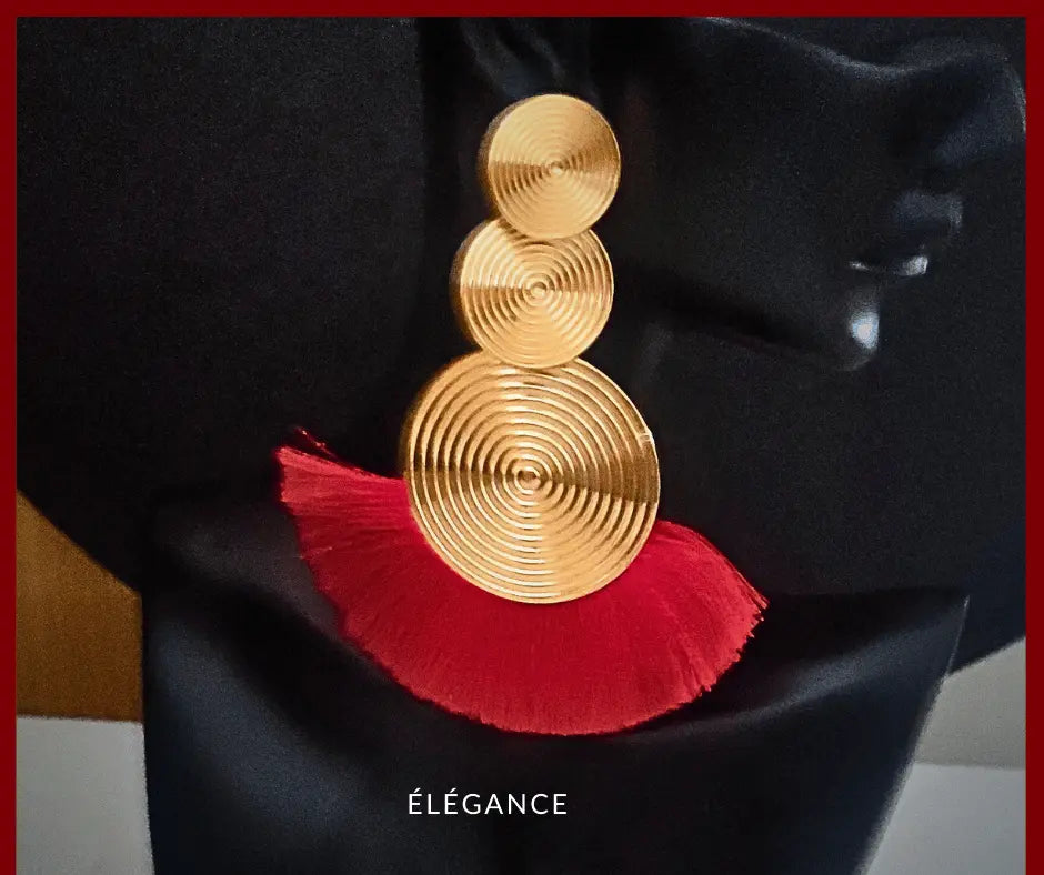Boucles d'oreilles pendantes XXL dorées, tendance bohème avec des fleurs pour un look chic et élégant.