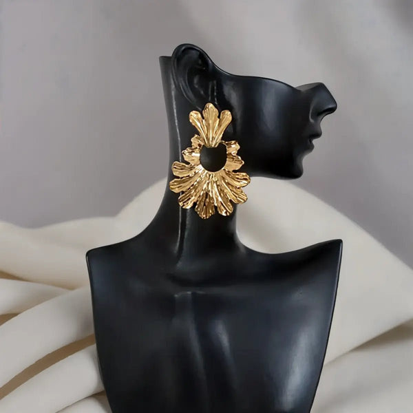 Boucles dorées effet feuille, acier inoxydable hypoallergénique, style contemporain.