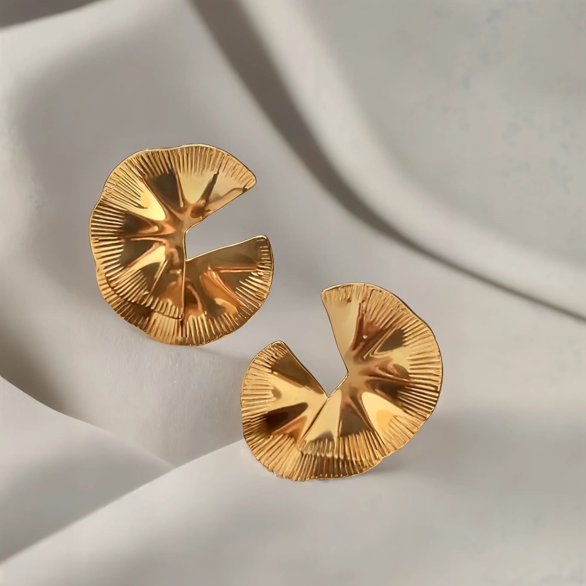 Boucles feuille de ginkgo plaqué or 18k, un bijou intemporel pour femme, style naturel et tendance.