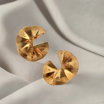 Boucles feuille de ginkgo plaqué or 18k, un bijou intemporel pour femme, style naturel et tendance.