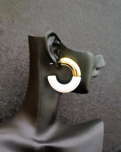 Boucles jaunes et dorées Luméa, demi-créoles modernes au design marbré et lumineux.