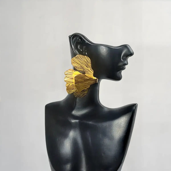 Boucles d’oreilles dorées NERVURA en acier inoxydable, design demi-feuille nervurée chic.