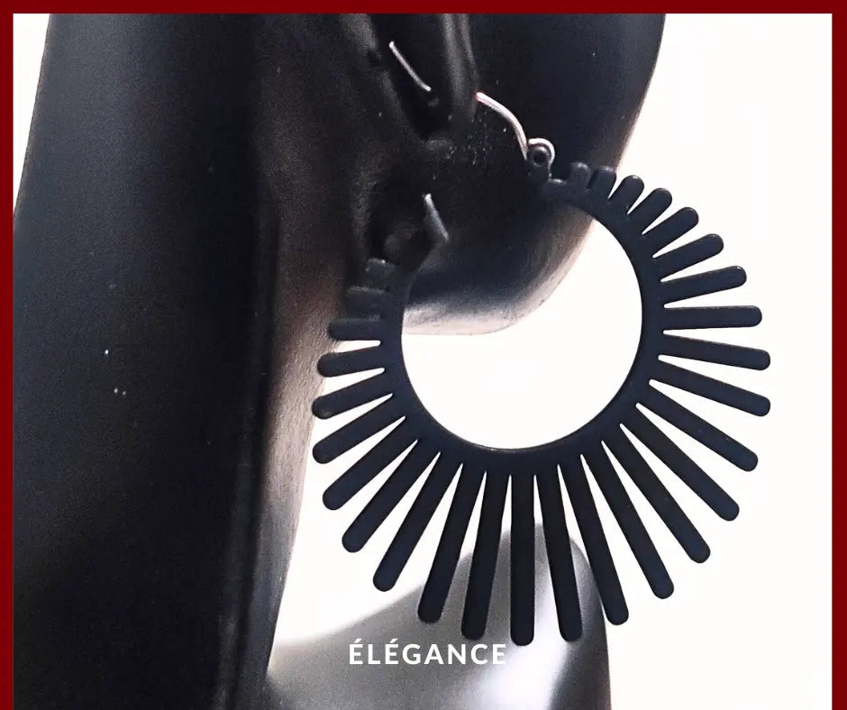 Bijoux créoles noires originales, look raffiné et contemporain.