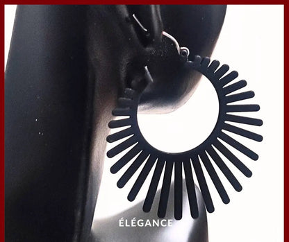 Bijoux créoles noires originales, look raffiné et contemporain.