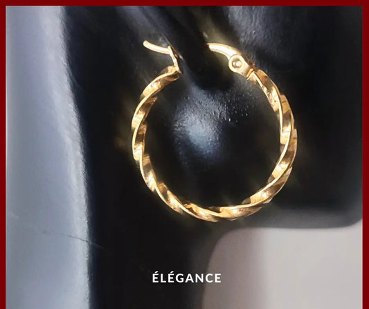 Boucles d'oreilles créoles dorées torsadées en acier inoxydable, élégantes et modernes, parfaites pour un look tendance. Ces boucles d'oreilles en or inoxydable offrent un style original et sont idéales pour compléter une tenue chic et minimaliste. Accessoires mode pour femmes, elles conviennent à toutes les occasions, alliant design vintage et qualité durable. Bijoux femme tendance 2024, créoles élégantes, et accessoires dorés à prix abordables.