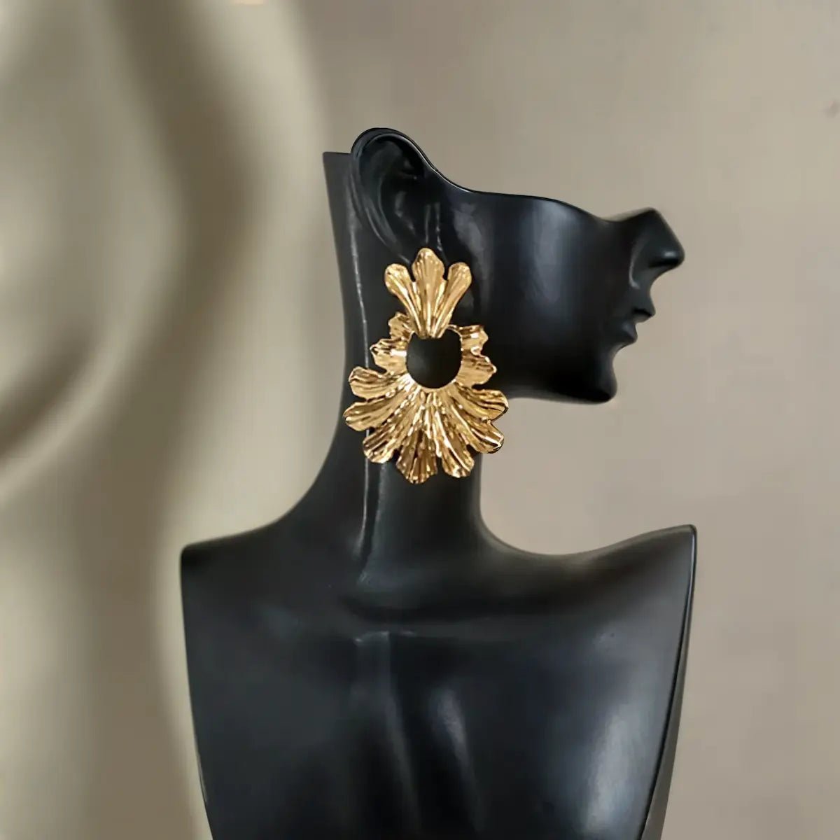 Boucles d’oreilles dorées en forme de feuille sculptée, design naturel chic en acier inoxydable.