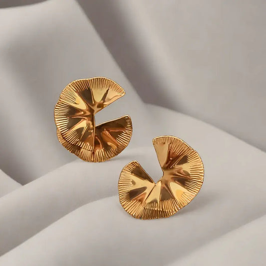Boucles d’oreilles élégantes en forme de feuille de ginkgo, en acier plaqué or 18 carats, signées Élégance Bijoux.