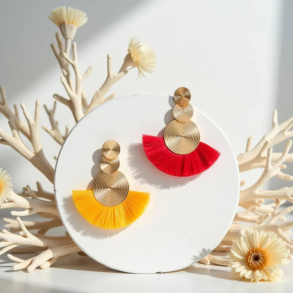Boucles d'oreilles avec fils rouges, XXL et dorées, parfaites pour un style bohème audacieux et féminin.