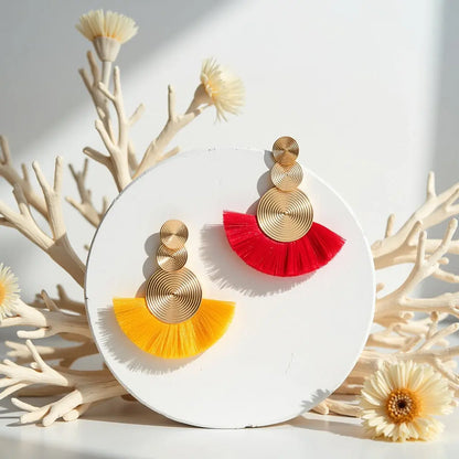 Boucles d'oreilles avec fils rouges, XXL et dorées, parfaites pour un style bohème audacieux et féminin.