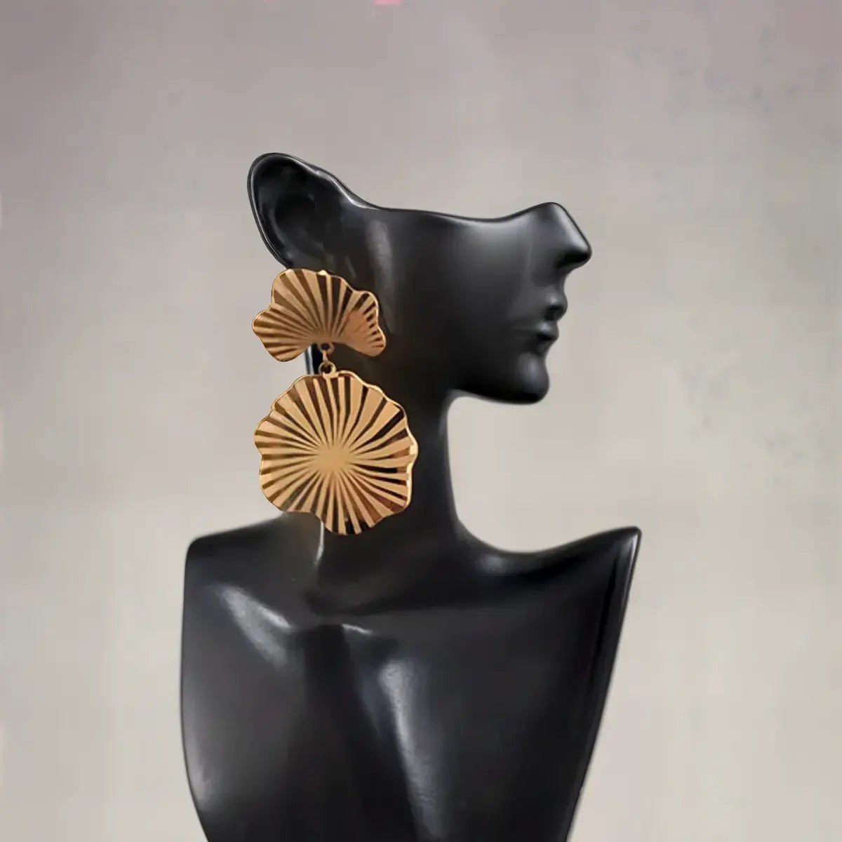 Bijou d’oreilles doré en acier inoxydable, design ginkgo et cercle texturé de chez elegancesimplment