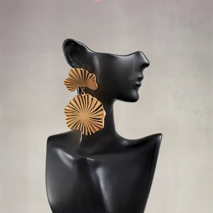 Bijou d’oreilles doré en acier inoxydable, design ginkgo et cercle texturé de chez elegancesimplment