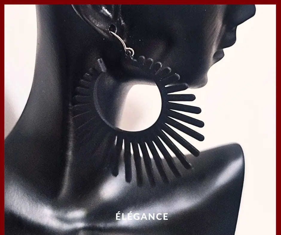 Créoles noires élégantes au design graphique, bijou minimaliste tendance.