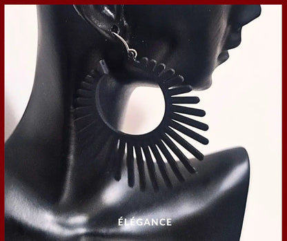 Créoles noires élégantes au design graphique, bijou minimaliste tendance.