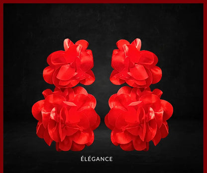Boucles d'oreilles pendantes bohèmes en tissu avec des détails de fleurs, parfaites pour un look élégant.