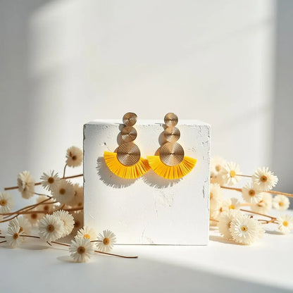 Boucles d'oreilles pendantes en tissu, tendance bohème et chic, idéales pour les occasions spéciales.