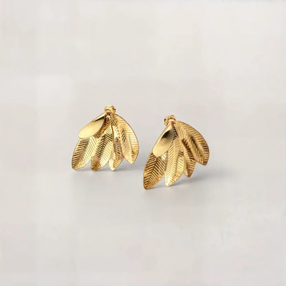 Boucles d’oreilles Shine Wings dorées en acier inoxydable, design aile fluide et chic.