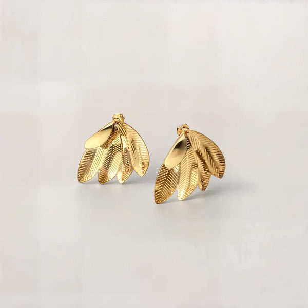 Boucles d’oreilles Shine Wings dorées en acier inoxydable, design aile fluide et chic.