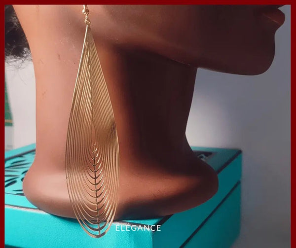 Boucles pendantes goutte d’eau dorées en acier inoxydable, élégantes et légères, parfaites pour femme.