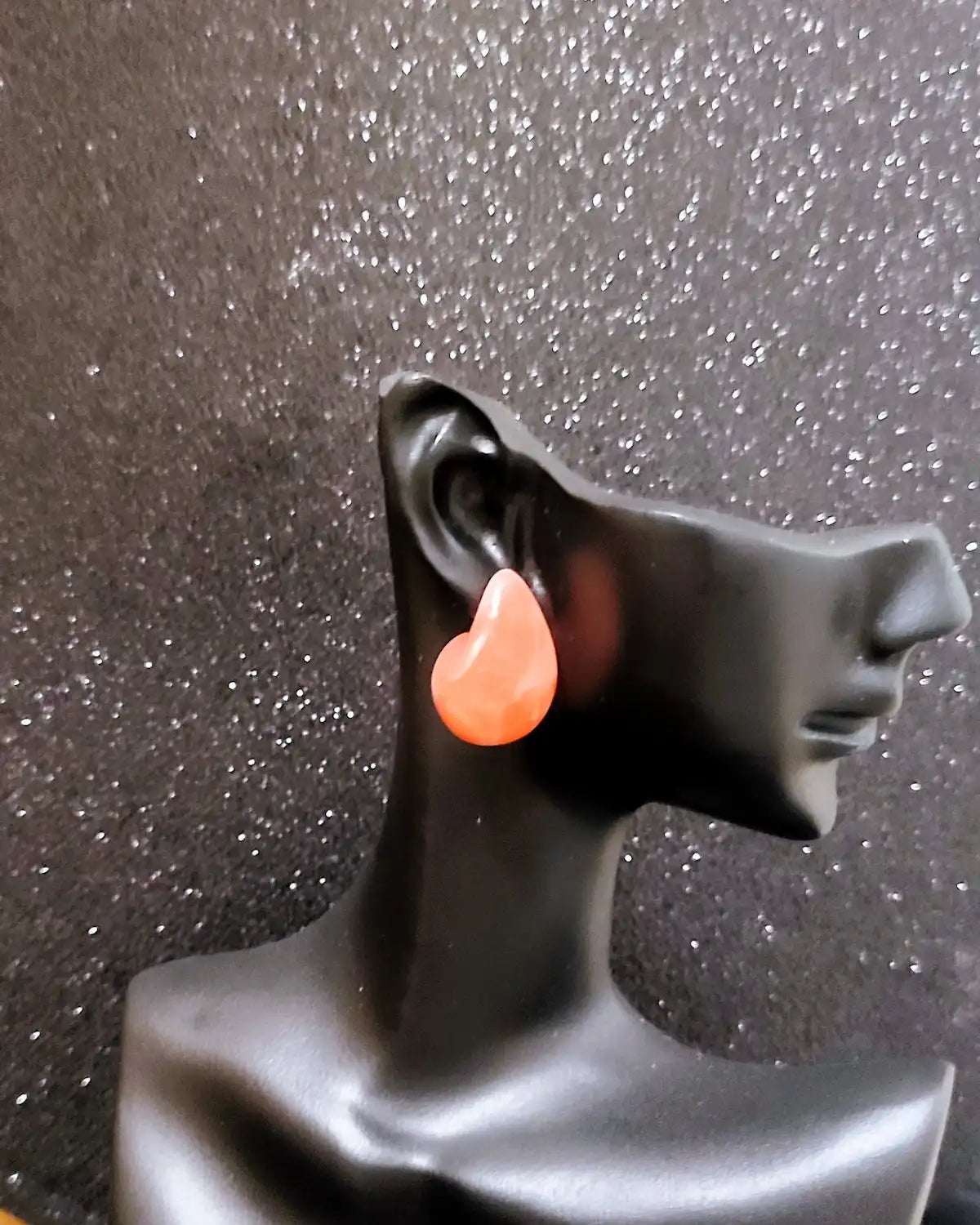 Boucles Zayane marbrées rose pâle et jaune, style doux et minimaliste, acier inoxydable.