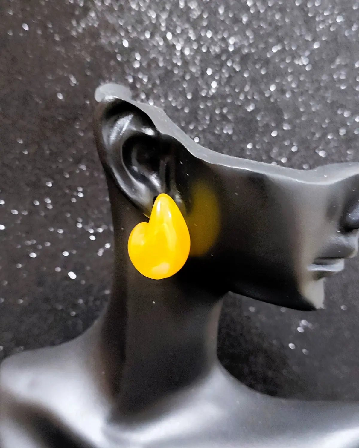 Boucles Zayane mini gouttes marbrées en acier inoxydable, bijou discret et moderne pour femme.