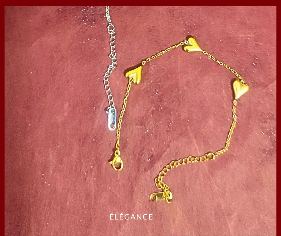 Bracelet fin avec trois cœurs dorés, en acier inoxydable, pour une touche élégante.