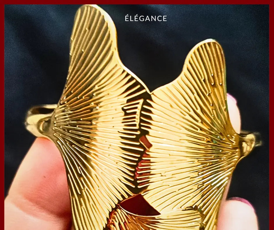 Élégant bracelet en acier inoxydable, avec une délicate feuille de Ginkgo, idéal pour les occasions spéciales.