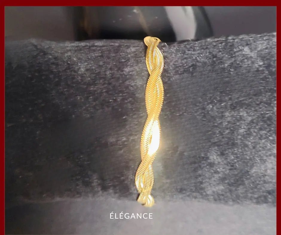 Bracelet tressé doré en acier inoxydable, accessoire chic et intemporel.