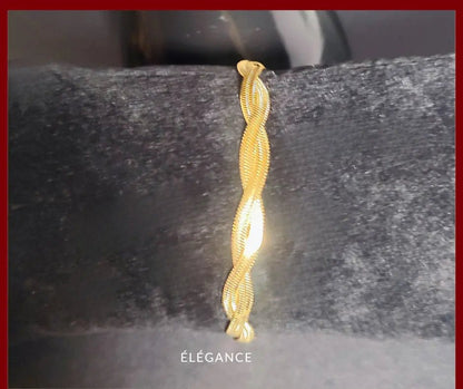 Bracelet tressé doré en acier inoxydable, accessoire chic et intemporel.