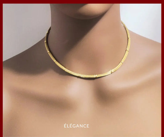 Collier doré en acier inoxydable avec perles, bijou tendance et élégant.