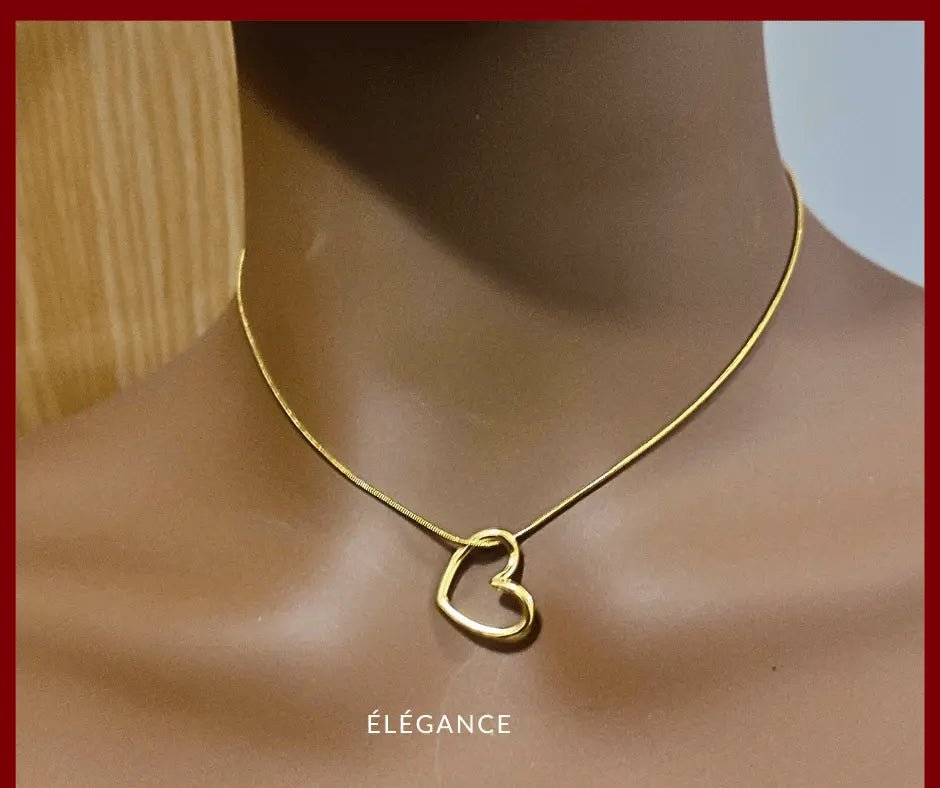 Collier breloque en cœur creux en acier – un bijou délicat pour ajouter une touche de raffinement à votre look.