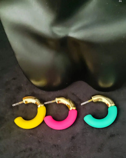 Boucles rouges et dorées Luméa, demi-créoles modernes en acrylique marbré et acier inoxydable.