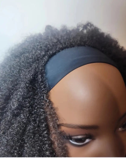 Gros plan sur la finition du bandeau noir et la racine d'une perruque afro
