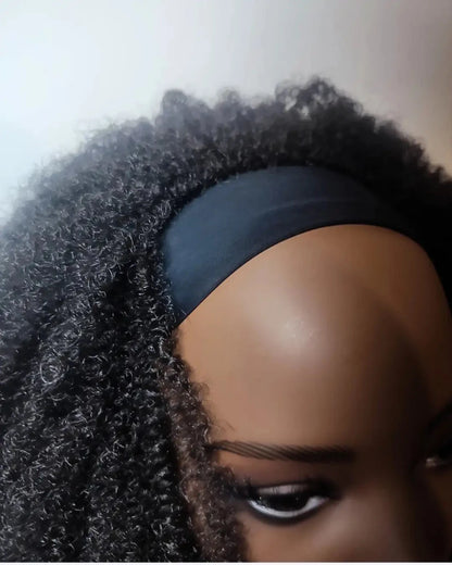 Gros plan sur la finition du bandeau noir et la racine d'une perruque afro