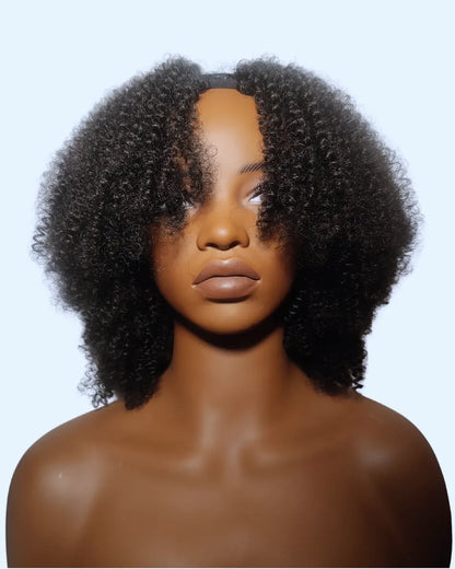Modèle portant une perruque ouverte en U afro kinky mi-longue