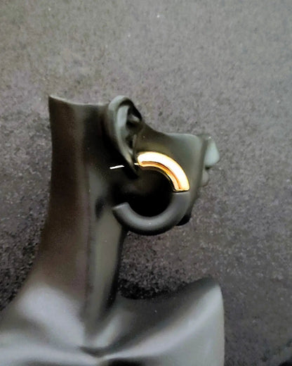 Boucles Luméa colorées et dorées en acrylique marbré, design élégant et moderne pour femme.